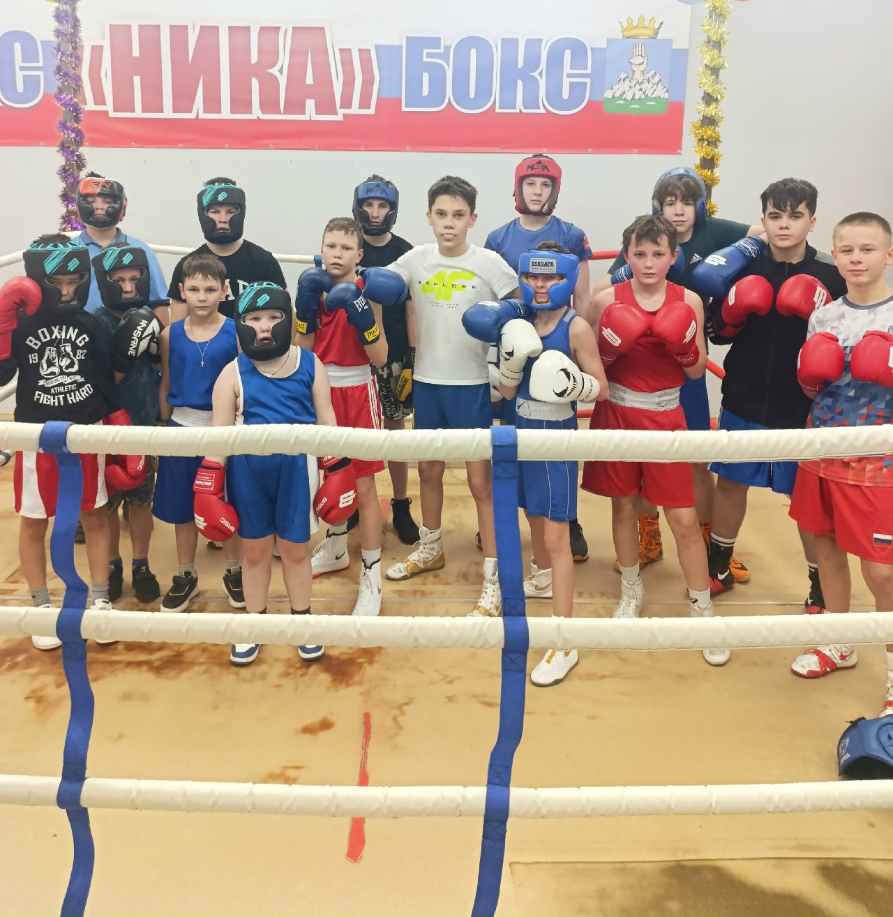 Тренируйтесь с нами! Занятия уже идут!  Бесплатно по проекту фонда Президентских грантов "Горнозаводск - город бокса". Мы закупили ещё больше новых перчаток, форму для бокса и прочие необходимые для 