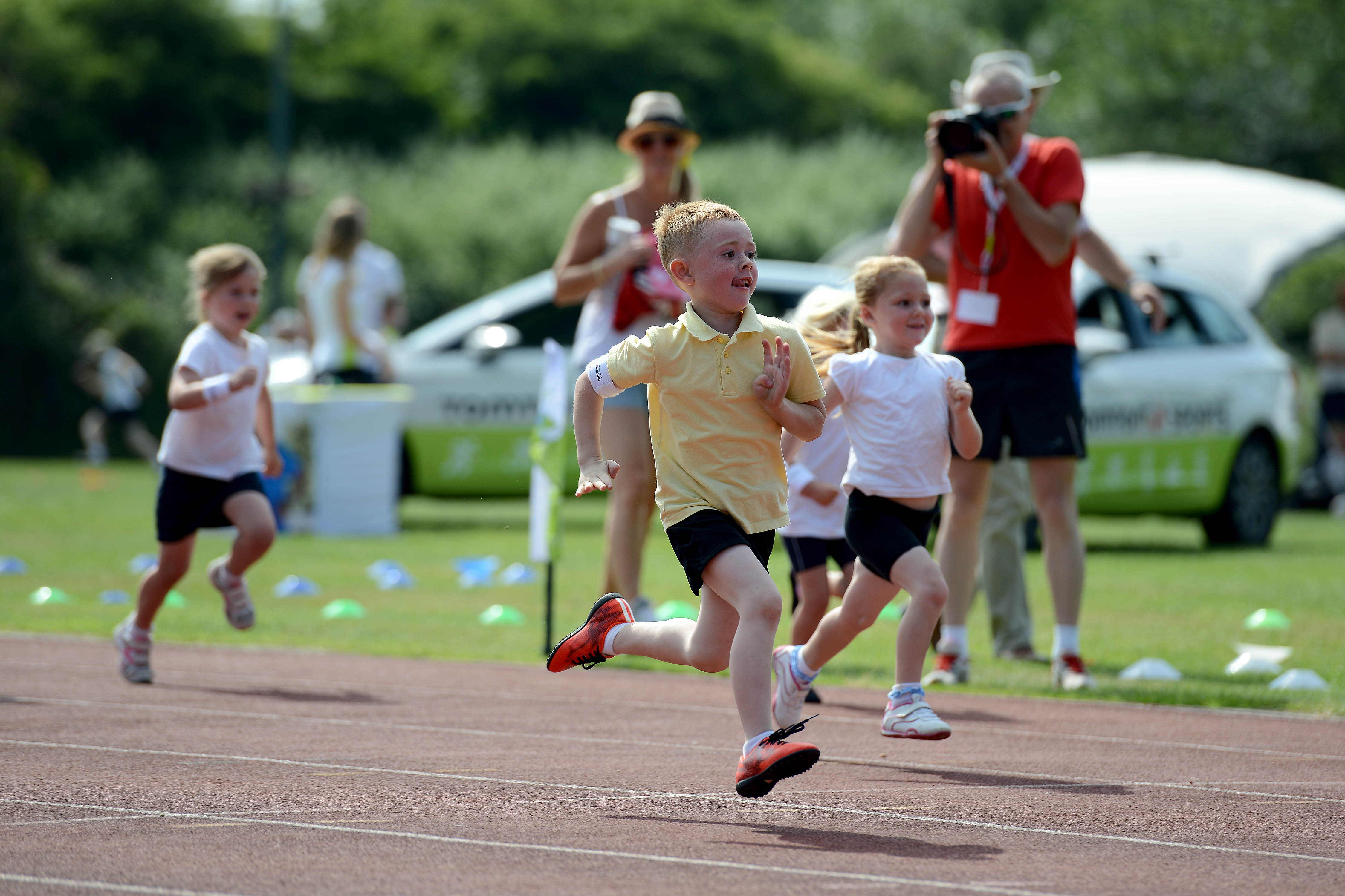 Running baby. Легкая атлетика дети. Детский бег. Дети бегают на стадионе. Дети спорт бег.